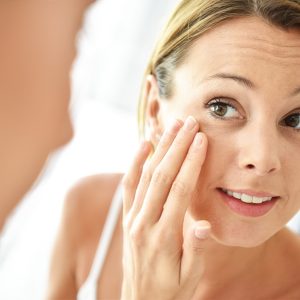 imperfecciones, bolsas o arrugas en el contorno de los ojos